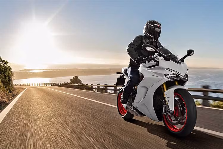 Hiện Ducati Việt Nam đang phân phối chính hãng SuperSport với hai phiên bản gồm tiêu chuẩn và phiên bản S. Đây là mẫu xe được nhập khẩu nguyên chiếc từ Thái Lan. Mức giá bán lẻ đề xuất khoảng 513,9 triệu đồng cho phiên bản tiêu chuẩn. 570,9 triệu đồng cho phiên bản S.