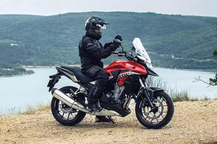 Xe sử dụng động cơ DOHC 4 van/xylanh, 6 cấp số, truyền động bằng xích O-Ring. Giá bán không chính thức do một doanh nghiệp tư nhân nhập về thị trường môtô Việt Nam ở mức khoảng 330 triệu đồng.