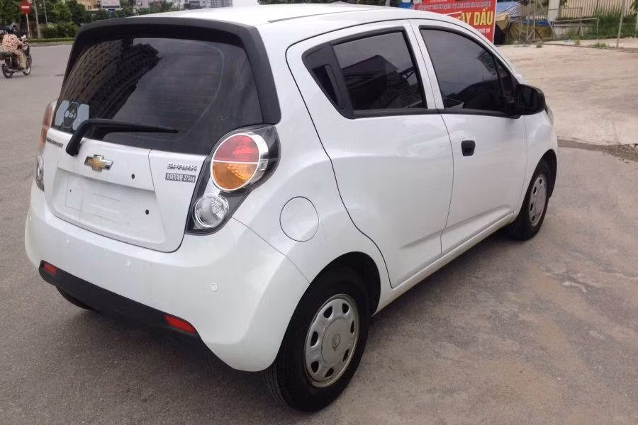 Tuy kích thước khá nhỏ (dài 3.675 mm, rộng 1.597 mm, cao 1.549 và chiều dài cơ sở chỉ ở mức 2.375 mm) nhưng Chevrolet Spark Van 2012 vẫn cho thấy được sự tiện dụng với khoang chở hàng đằng sau rộng rãi lên tới 300 lít, có thể nói đây vừa là chiếc xe chở hàng đa năng và vừa là một phương tiện di chuyển đầy phong cách.