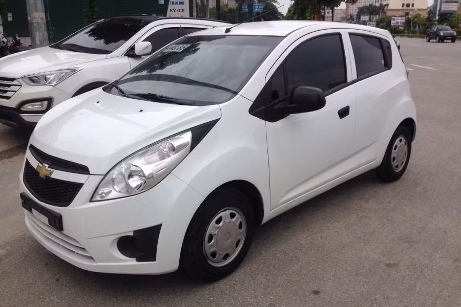 Ngoài ra, mẫu xe gia đình cỡ nhỏ thương hiệu Mỹ này còn được trang bị hàng loạt những tiện nghi tiên tiến như một chiếc xe du lịch khác như hệ thống gương chiếu hậu chỉnh điện, chìa khóa điện, hệ thống âm thanh giải trí kết nối FM/AM/AUX kết hợp với 2 loa cho người lái và hành khách những trải nghiệm thú vị.