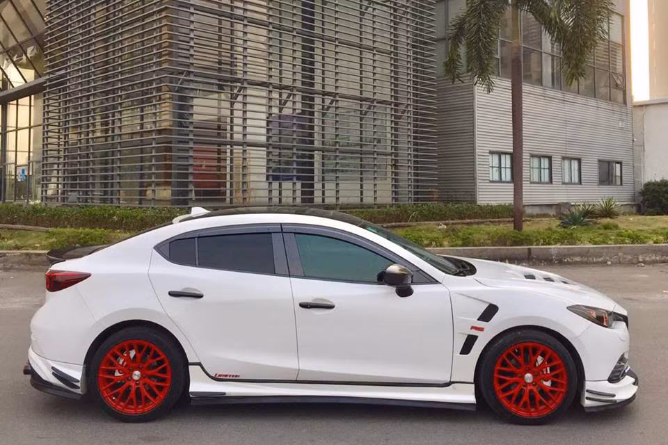 So với nguyên bản, chiếc sedan Mazda3 độ này ấn tượng với hàng loạt chi tiết độ trên xe như bộ bodykit, la-zăng, nội thất và đặc biệt là các dải đèn LED gắn lên xe.