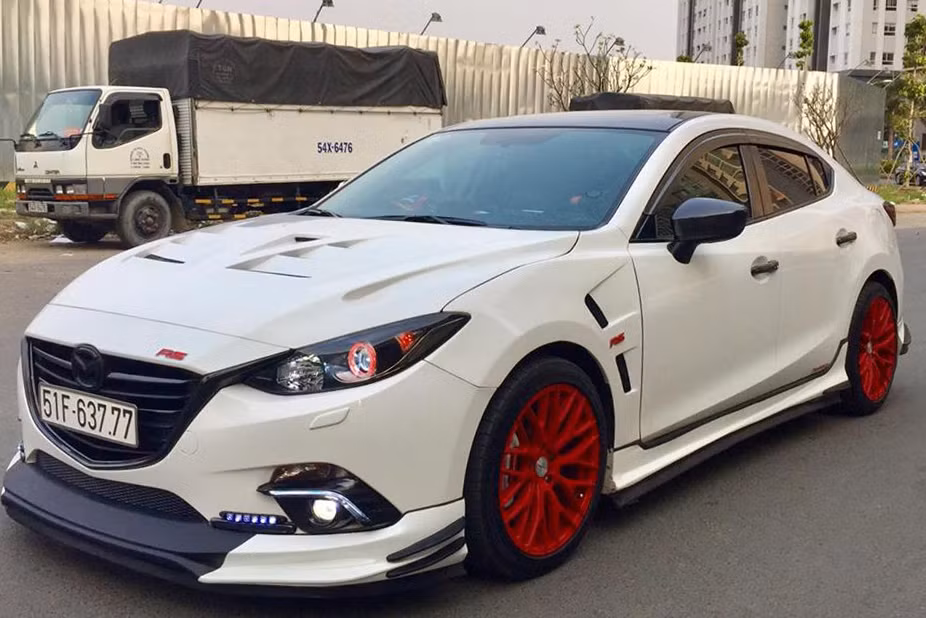 Mới đây, một chiếc Mazda3 độ của một tay chơi sống tại Sài Gòn đã thu hút sự quan tâm của khá nhiều chơi xe, các diễn đàn và cộng đồng mạng. Đặc biệt là giới chuyên độ và chơi xe Mazda3.