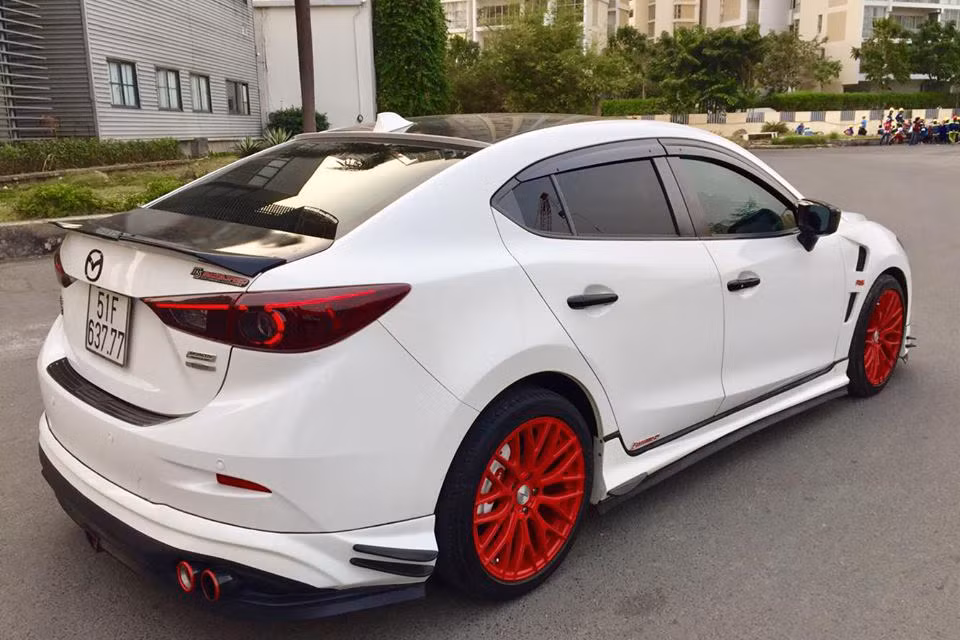 Nắp ca-pô phía sau mở rộng khi được trang bị thêm tấm nhựa đề can màu đen tuyền huyền bí. Trong khi đó cụm đèn hậu vẫn dạng nguyên bản vẫn được chủ nhân giữ nguyên thiết kế ban đầu.