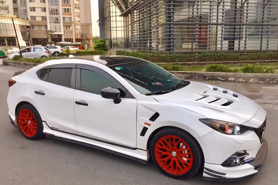 Bộ la-zăng đa chấu màu đỏ tươi đồng nhất với cụm đèn pha kích thước lớn lên tới 18 inch thay vì bản 16 inch như ở tiêu chuẩn. Phần nắp ca-pô với các khe hút gió lướn dạng mang cá, cùng đường gân dập nổi ấn tượng.