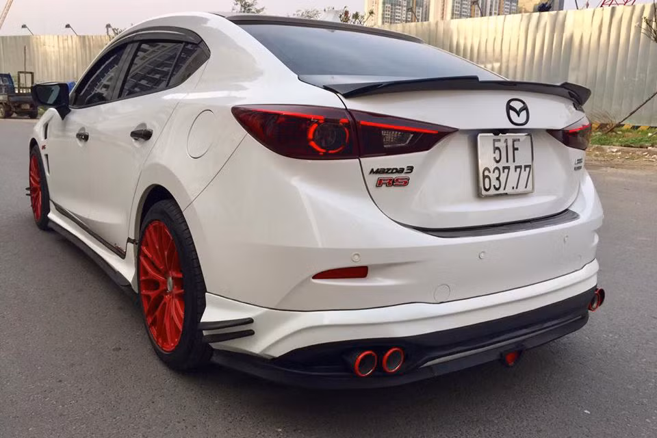 Ở nguyên bản, Mazda3 được trang bị khối động cơ dung tích 1.5L, công suất tối đa 112 mã lực tại vòng tua 6.000 vòng/phút và mô-men xoắn 144 Nm tại vòng tua 4.000 vòng/phút. Một phiên bản khác là khối động cơ 2.0L cho công suất tối đa 155 mã lực tại vòng tua 6000 vòng/phút và mô-men xoắn tối đa 200 Nm vòng tua 4000 vòng/phút.