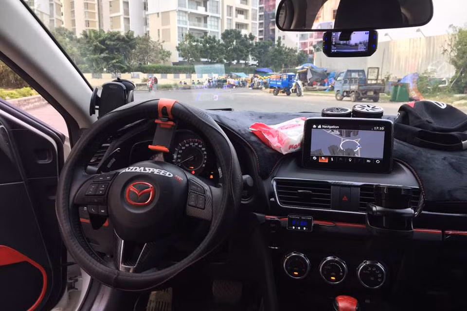 Nội thất trên xe cũng khiến người xem thích thú khi nổi bật với các chi tiết bọc da với hai tông màu đỏ-đen thường thấy trên các mẫu siêu xe thể thao.