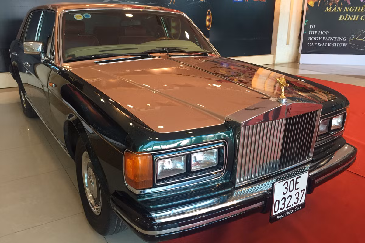 Trong đó, một chiếc Rolls-Royce Silver Spirit Mark hiện đang cư trú trong Sài Gòn thuộc đời 1993, còn chiếc Silver Spirit Mark “tuổi đời cổ” hơn này thuộc vào đời 1982.