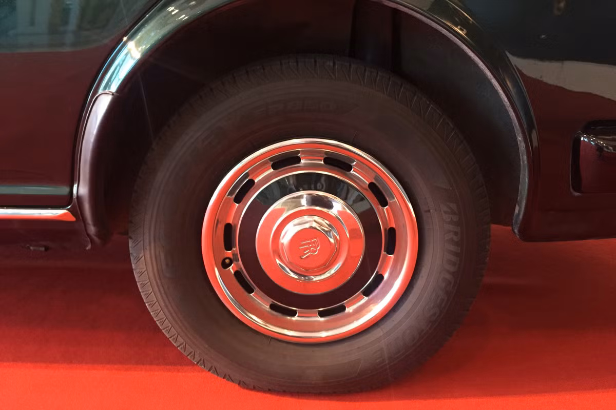 Silver Spirit I được trang bị khối động cơ V8, dung tích 6.75 lít đi kèm với hộp số tự động 3 cấp. Giống như Silver Shadow, Silver Spirit cũng có được hệ thống treo tự cân bằng và hệ thống thủy lực kiểm soát chiều cao. Mức giá của siêu xe sang này rất khó đoán, thậm chí rất cao - hơn cả những mẫu Rolls-Royce mới, bởi nó chỉ dành cho giới sưu tầm.