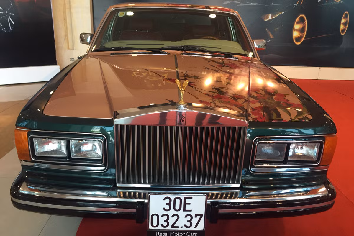 Ra mắt lần đầu vào năm 1980, Silver Spirit là mẫu xe đầu tiên trong series xe sử dụng nền tảng chassis SZ, được sản xuất từ năm 1980 tới 1999. Ngoài thiết kế phần đầu cùng lưới tản nhiệt phía trước mang phong cách Rolls-Royce, những chiếc siêu xe sang Silver Spirit chia sẻ chung phần lớn thiết kế với dòng Mulsanne thế hệ đầu tiên của Bentley.