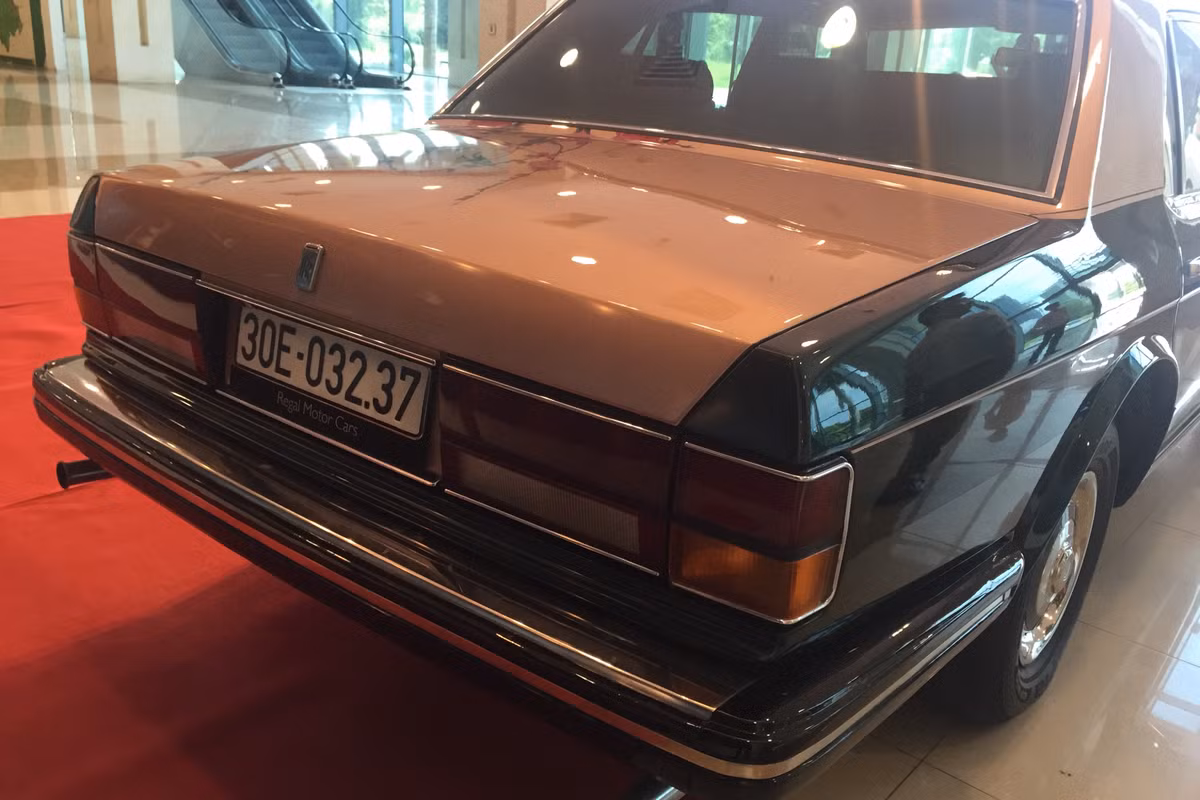 Chiếc xe Rolls-Royce Silver Spirit 1982 này có kích thước DxRxC tương ứng là 5.278 x 1.887x 1.4986mm cùng trục cơ sở dài 3.061mm. Chiếc xe Rolls-Royce Silver Spirit 1982 này vẫn sử dụng kiểu cửa xe truyền thống chứ không phải kiểu mở ở chính giữa như các mẫu xe Rolls-Royce hiện nay.