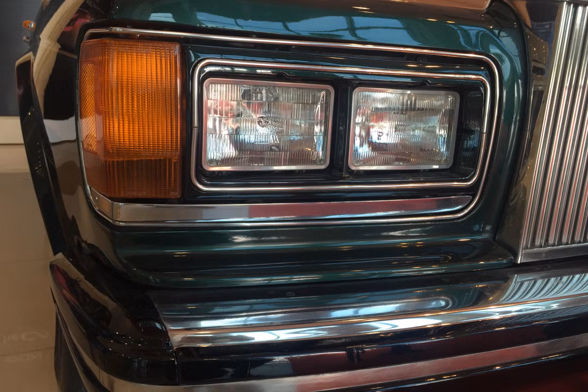 Được biết chiếc xe Rolls-Royce Silver Spirit 1982 hàng hiếm này từng được chuyển từ TP HCM ra Hà Nội trong tình trạng hư hại khá nhiều. Sau đó được tu sửa và phục chế mới được bóng bẩy như bây giờ.