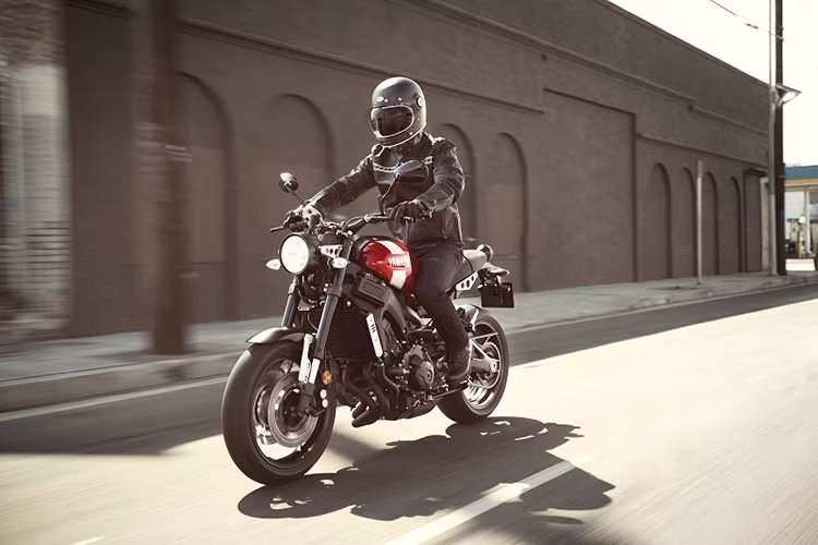 Dè trước của Yamaha XRR700 2018 cũng có màu trắng khác biệt so với màu đen của nhiều phiên bản cũ. Các chi tiết ngoại thất mang dậm chất retro, ngoài ra nó cũng mang đến cho người sử dụng phong cách "bụi phủi" hơn nhiều so với những mẫu xe thể thao hiện đại khác.