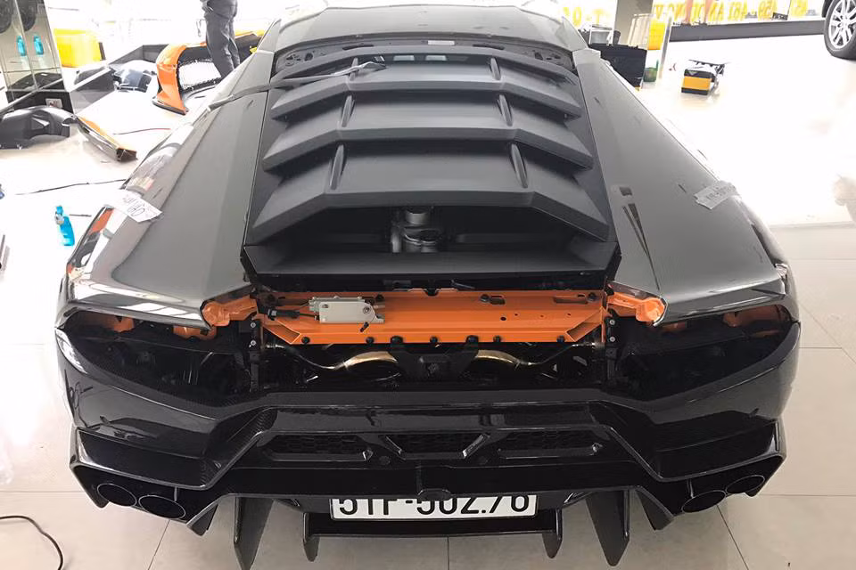 Điểm nhấn trên bộ áo crôm đến từ các chi tiết như cản va trước/sau, hai mang cá trên chắn bùn bánh trước hay cánh lướt gió phía sau bằng sợi carbon, bộ la-zăng 5 chấu kép thể thao được sơn màu đen bóng.