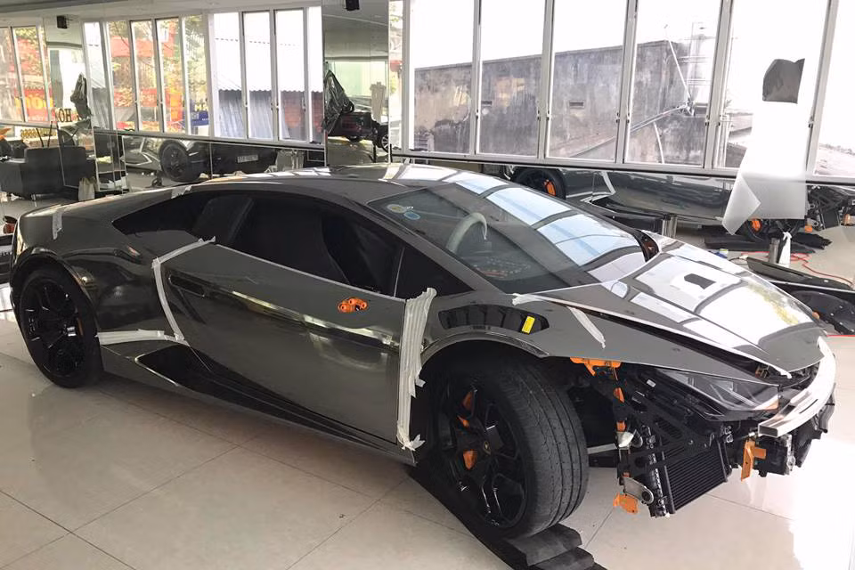 Trước đó, siêu xe Lamborghini Huracan này sở hữu màu cam vàng rực nổi bật, cùng với đó là ống-xả độ FI và nắp kính khoang động cơ bằng chất liệu sợi carbon của Mansory.