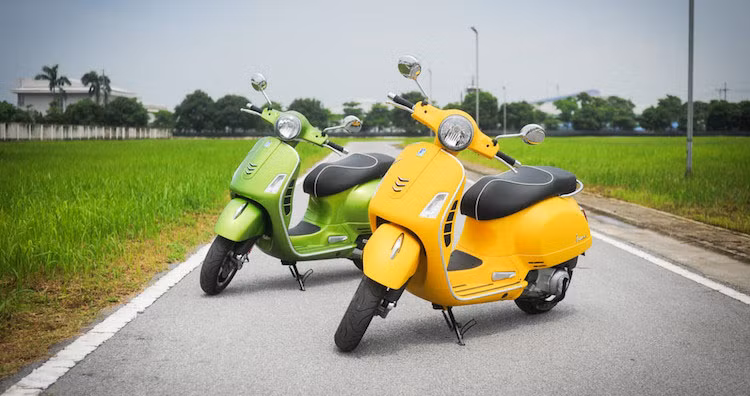 Vespa GTS 300 được bán ra thị trường xe máy Việt trong tháng 7/2017 với giá khá đắt lên đến 120 triệu đồng. Đây là sản phẩm được áp dụng nhiều công nghệ mới của Piaggio.
