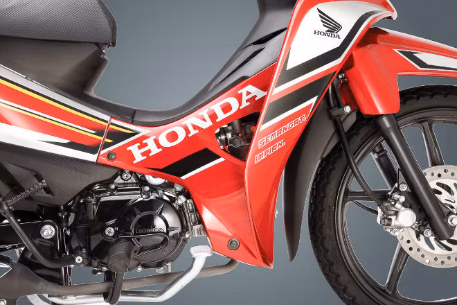 Khả năng vận hành của xe vẫn đến từ khối động cơ OHC đơn xy-lanh, làm mát bằng không khí, dung tích 109.1cc, đi kèm với hộp số 4 cấp, cho công suất tối đa 8.3 mã lực tại 7.500 vòng/phút và mô-men xoắn cực đại 8.59 Nm tại 5.500 vòng/phút.