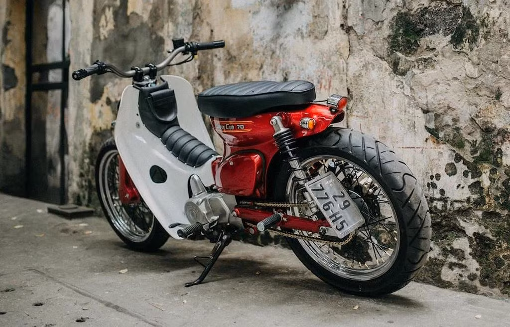 Bên cạnh những thay đổi nêu trên, toàn bộ thiết kế thân xe và động cơ nguyên bản của Super Cub được giữ nguyên. Xưởng độ Hà Nội đã sơn lại xe bằng tone màu cam ánh kim bắt mắt. Nguồn ảnh: Minibike Trung Khánh.