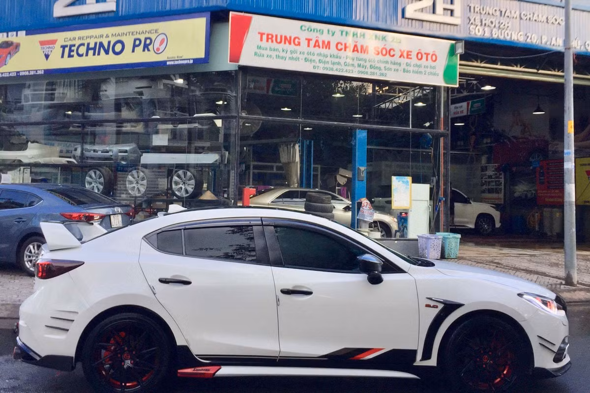 Thân xe được gắn thêm một ốp nhựa màu đen, đồng thời xuất hiện của khe hút gió nhỏ dạng mang cá nhỏ khá bắt mắt.