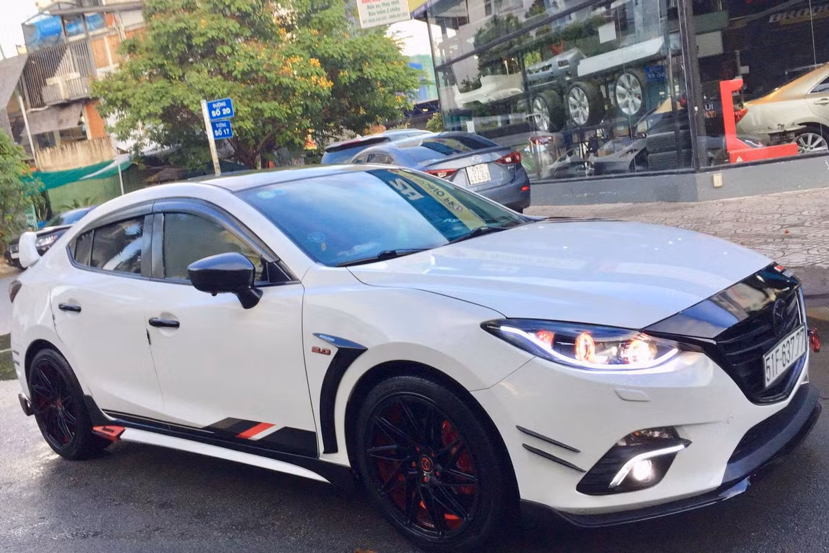 Gói độ bodykit mới để độ xe sedan Mazda3 lần này gồm phần đầu xe hoàn toàn mới, ca-pô mới, ốp hai bên sườn xe, cản sau, cánh gió đuôi và khe gió ở hai bên hông thân trước, đi kèm với bộ mâm mới...