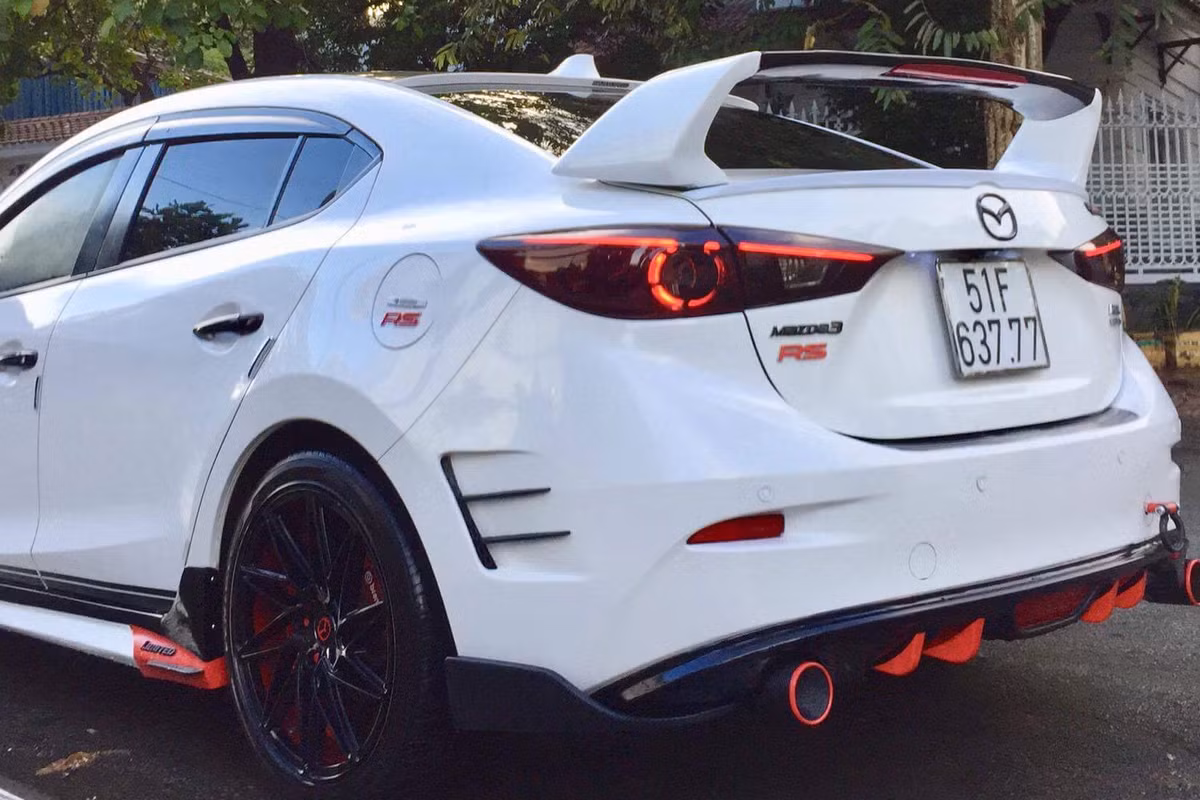 Phần đuôi phía sau là xuất hiện thêm cánh gió hàng hiệu Mazda Speed mang tính khí động học, cặp ống-xả hàng hiệu On Off nhằm tăng uy lực, cùng cản sau mở rộng.