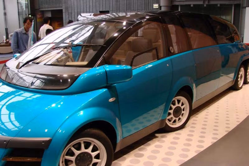 Chiếc xe sử dụng 6 động cơ điện lắp ở 6 bánh, mỗi động cơ cho công suất 74 mã lực và mô-men xoắn 74 lb-ft. Chiếc xe kềnh càng có khả năng tăng tốc từ 0-100km/h chỉ trong 7 giây, và có thể đạt tốc độ cực đại 193,3 km/h.