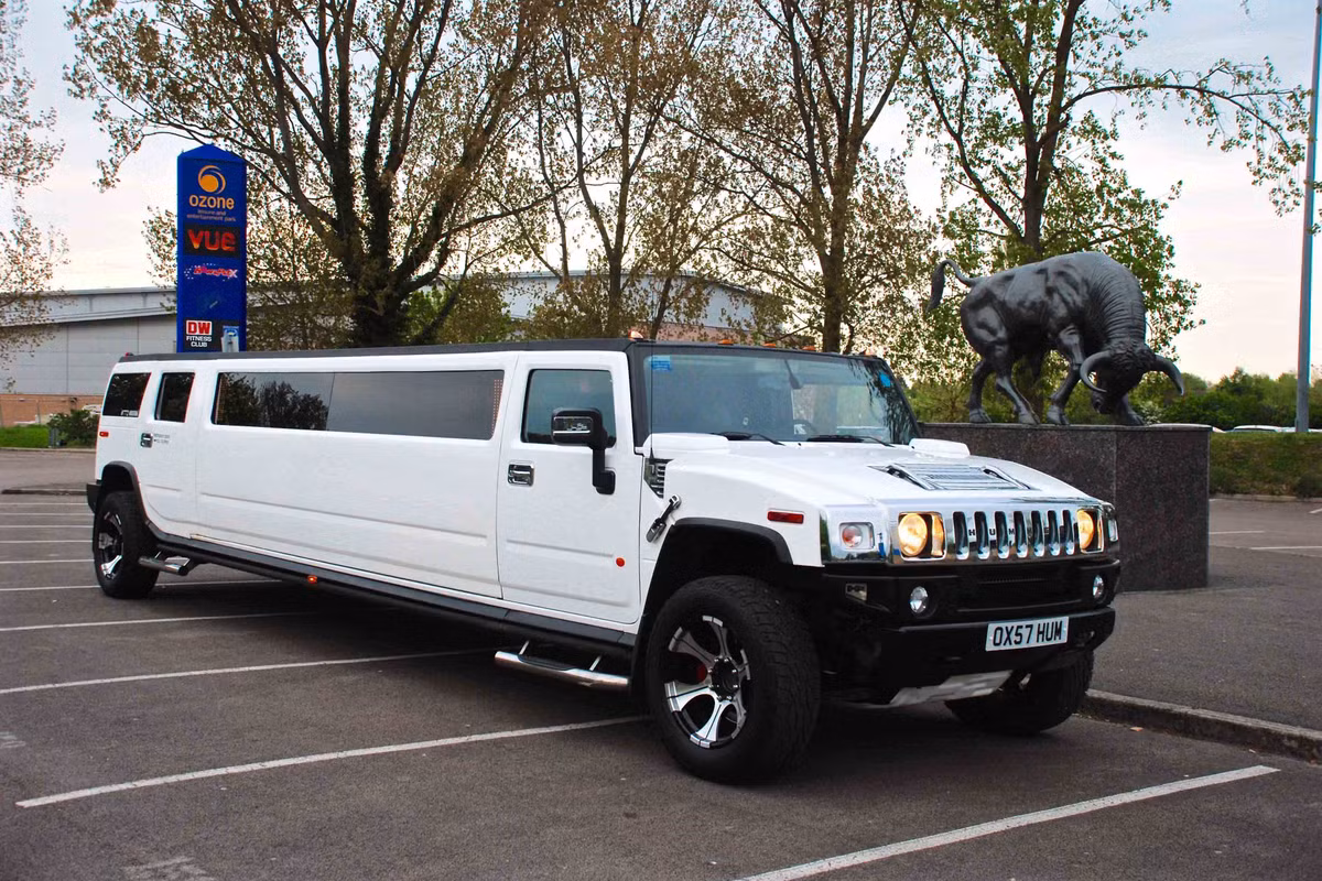 Tiếp đến là chiếc xe Limo “uống xăng” nhiều nhất thế giới với tên gọi Triple Axle Hummer H2 Limo. Nó có thể tiêu thụ hết 56,5 lít xăng trong một quãng đường dài 100 km. Bên trong xe được trang bị nhiều thiết bị hiện đại như màn hình LCD 32 inch, hệ thống âm thanh 10.000 watt, ghế bọc da đà điểu,...