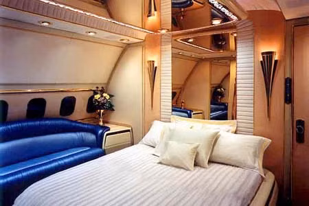 Xe được thiết kế lại từ một chiếc Rolls Royce Silver Spur và sau đó được làm lại với toàn bộ phần vỏ xe và các chi tiết bằng chất liệu vàng 24 carat nguyên chất. Phòng ngủ và phòng ăn được trang bị bồn rửa mặt bằng vàng. Trần xe được ốp gương giúp không gian chiếc xe thêm phần rộng rãi.