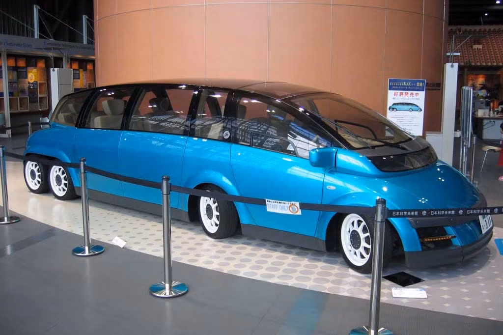 Tiếp theo là chiếc Limo chạy điện KAZ là dự án hợp tác giữa Ý và Nhật và Ý. Chiếc limousine này có tên đầy đủ là Keio Advanced Zero-Emissions và viết tắt là KAZ. Phải mất 5 năm và tốn 4 triệu USD để hoàn thành dự án này này.