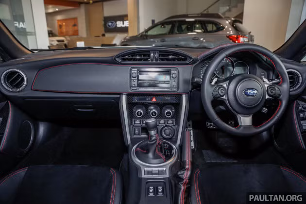 Trang bị công nghệ với màn hình màu TFT 4.3 inch hiển thị các thông số chức năng, cửa ra vào không cần chìa khóa, khởi động nút khởi động, điều khiển hành trình, hệ thống điều khiển khí hậu tự động hai vùng độc lập, tích hợp đầu CD/DVD với dàn âm thanh 6 loa. 