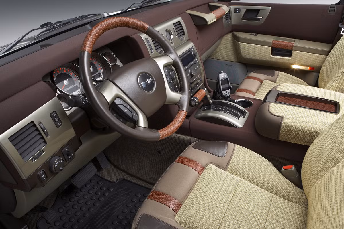 Khác với vẻ ngoài bụi bặm là không gian nội thất sang trọng. Mở cửa xe bước vào bạn sẽ phải trầm trồ khi mỗi chi tiết nơi đây đều được trau chuốt tỉ mỉ. Ghế được bọc da sang trọng với lớp đệm dày và to bản, ôm sát người ngồi cho bạn cảm giác thoải mái và êm ái nhất.