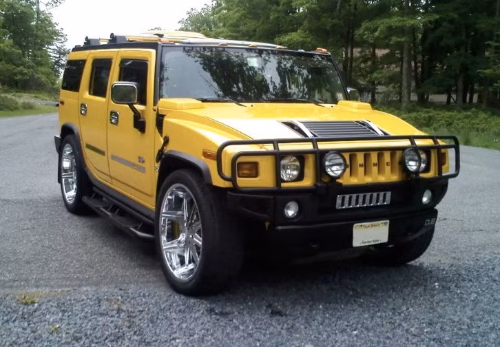 Gầm xe cao tới 21cm, Hummer H2 có thể hiên ngang trên những cung đường off-road, thách thức những địa hình khó khăn nhất. Với hệ thống nội thất và ngoại thất “khủng” như thế, bạn cũng đừng ngạc nhiên khi trọng lượng của chúng đạt 3,3 tấn.