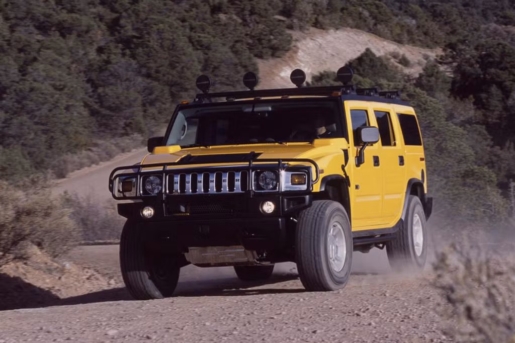 Năm 1992, chiếc xe phiên bản thương mại đầu tiên của mẫu xe quân sự này chính thức được trình làng. Những chiếc xe Humvee được sản xuất để thay thế cho dòng xe Jeep M151. Sau này chúng được đổi tên thành Hummer.