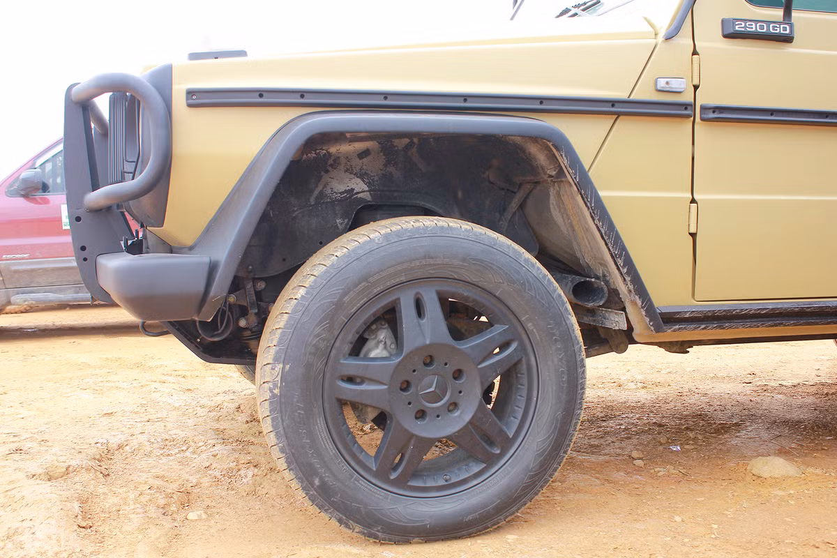 Với sức mạnh khiêm tốn cùng hộp số sàn 5 cấp chuyển số linh hoạt chuyền tới 4 bánh xe thông qua hệ dẫn động bốn bánh giúp xe có trọng lượng gần 2,5 tấn bức tốc từ 0-100 km/h mất 19,1 giây trước khi cán mốc 132 km/h.