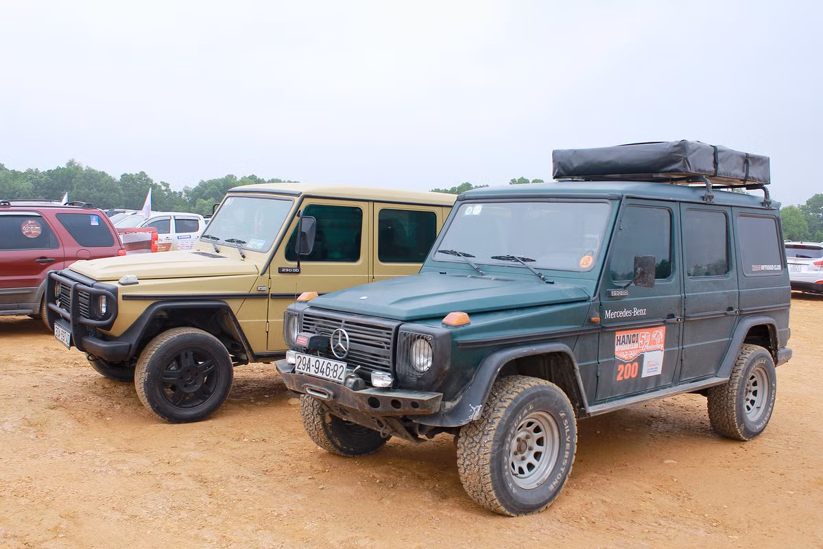 Lưới tản nhiệt mang lô-gô ngôi sao 3 cánh truyền thống của Mercedes-Ben đặt giữa các thanh ngang và đèn phát sáng được bảo vệ lớp cản trong ngầu hơn, ba đờ sốc cứng cáp có thể chịu được tác động mạnh khi thực hiện trên những cung đường off-road và được bố trí thêm cặp đèn chiếu sáng với ánh sánh trắng tăng khả năng phát sáng đi trong đêm.