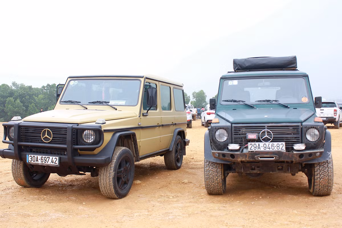 Bộ đôi xuất hiện trong bài sở hữu tông màu ngoại thất vàng cát và xanh-dương độc đáo. Theo quan sát của PV Kiến Thức cho thấy rằng chiếc xe này vẫn còn zin và khá mới mặc dù đã trải qua hơn 22 năm tuổi.