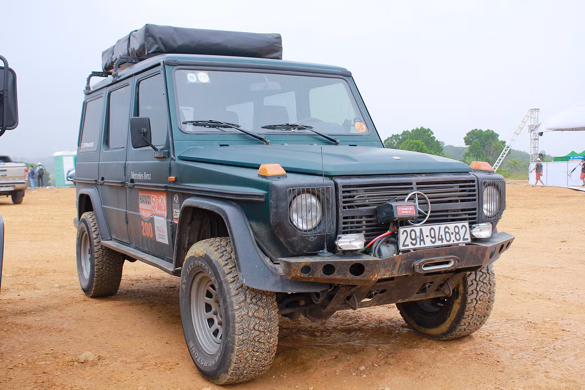 Nội thất Mercedes-Benz 290GD là sư trung hòa giữ hiện đại và cổ điển, ghế bọc da chỉnh tay với hai tông màu cam và đen cùng với các đường chỉ may tạo sự sang trọng, trần xe bọc da lộn, hầu hết các thiết bị trên xe là loại chỉnh tay với hệ thông điều hòa một dàn lạnh cho hàng ghế phía trước.