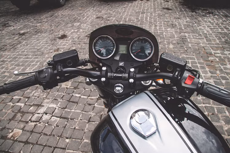 Ngoài ra, ghi đông zin cũng được thay thế ghi đông dạng Tracker cổ điển mang thương hiệu Rizoma nhằm tăng góc đánh lái. Với cụm tay lái này, nó không chỉ giúp cho chủ nhân dễ điều khiển hơn trên phố mà cả những cũng đường phượt đầy ghồ ghề, gai góc.