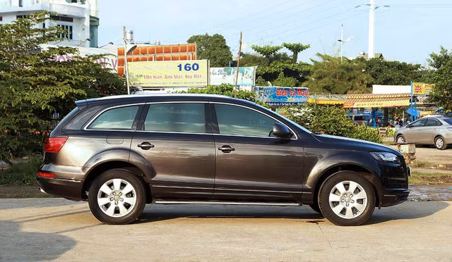 Theo thông tin cung cấp từ chủ nhân, chiếc Audi Q7 đời 2010 đang được rao bán này được trang bị động cơ V6 3.6L sản sinh công suất tối đa 280 mã lực, mô-men xoắn cực đại 360 Nm tại 2.500 – 5.000 vòng/phút. Xe được trang bị hệ dẫn động Quattro lừng danh của Audi. Audi Q7 đời này có mức tiêu thụ nhiên liệu trung bình theo điều kiện tiêu chuẩn ở mức 12,7L/100km.
