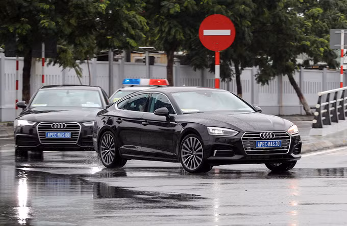 Với các xe sử dụng để chở quan chức các nước, biển số sẽ được đánh theo tên viết tắt của nước đó. Ví dụ APEC-MAS.10 thì đây là xe phục vụ cho đoàn Malaysia. Ảnh: Đức Đồng.