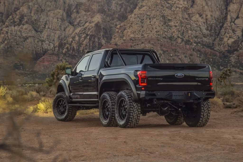 Ông vua off-road này được trang bị tùy chọn một gói nâng cấp turbo kép cho phép khối động cơ V6 EcoBoost dung tích 3.5 lít tăng áp kép sản sinh công suất 608 mã lực (447 kW). Để đạt được con số ấn tượng này, ngoài việc nâng cấp động cơ turbo tăng áp mới, một ống xả đã được cải tiến, bộ khuếch đại nâng cấp.