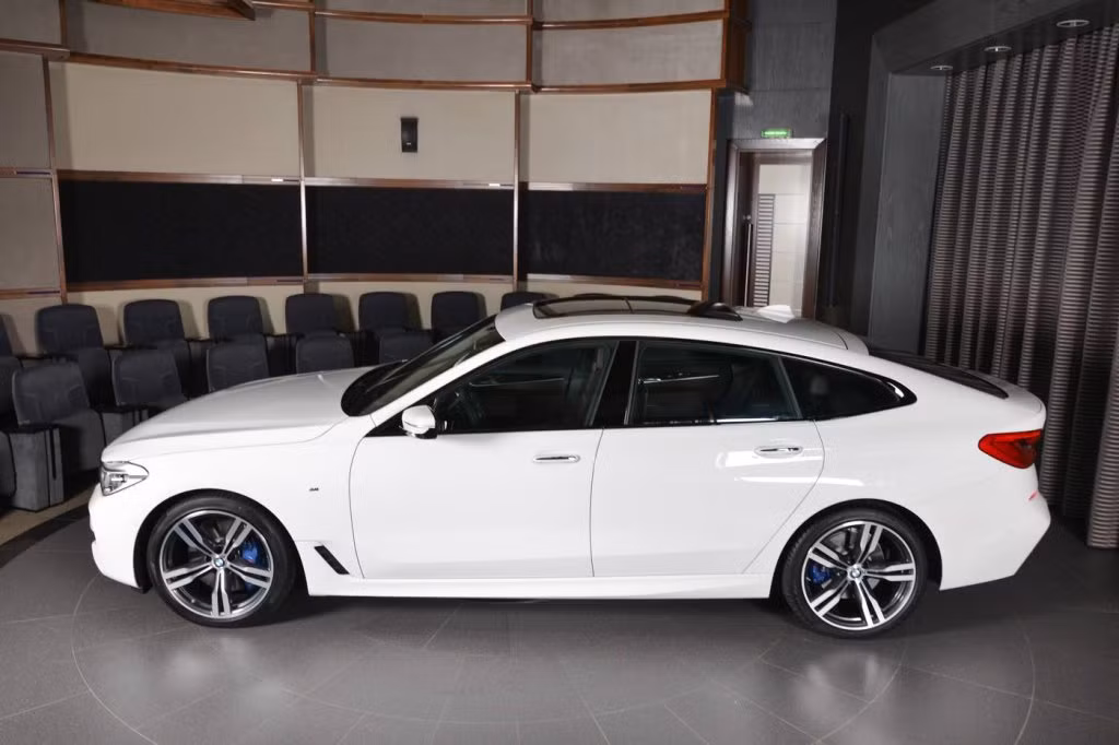 Mẫu xe 6-Series GT đặc biệt này hiện đang được trưng bày tại phòng trưng bày của hãng sản xuất ở Abu Dhabi. Được biết mức giá của mẫu xe này tại thị trường Mỹ có mức giá khởi điểm từ 69.700 USD (tương đuong 1,6 tỷ đồng). Nguồn ảnh: Carscoops.