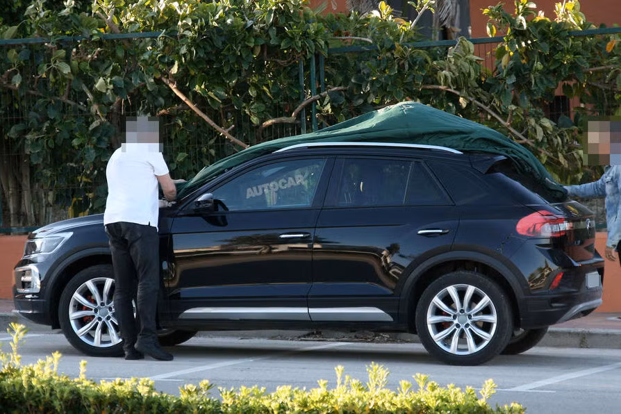 Volkswagen T-Roc sử dụng cơ sở gầm bệ MQB do tập đoàn Volkswagen phát triển. Nằm trong phân khúc Crossover hạng B nên kích thước của xe khá nhỏ gọn với chiều dài thân xe khoảng 4,3 m.