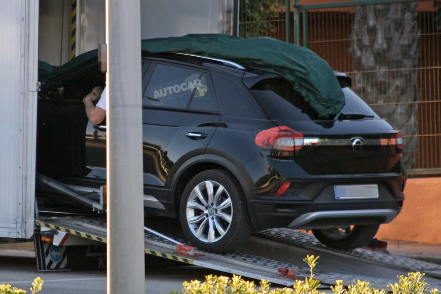 Ở phía sau bạn sẽ tìm thấy sự giống nhau với chiếc Audi Q2 khi vuốt ngược lên cao, cản sau nhô cao với một đường viền làm bằng kim loại. Bộ la-zăng làm bằng hợp kim sáng, dạng đa chấu ấn tượng.