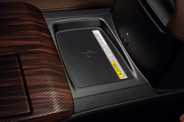 Trang bị công nghệ gồm mở cửa không cần chìa khóa, khởi động máy bằng nút bấm, ghế lái và gương ngoại thất chỉnh điện.