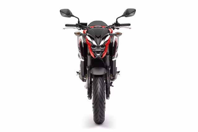 Cả hai mẫu môtô được trang bị động cơ xăng 4 xy-lanh thẳng hàng, làm mát bằng dung dịch, dung tích 648 cc, kết hợp với hộp số 6 cấp. Động cơ này tạo ra công suất tối đa 90 mã lực tại vòng tua máy 11.000 vòng/phút và mô-men xoắn cực đại 64 Nm tại vòng tua máy 8.000 vòng/phút. 