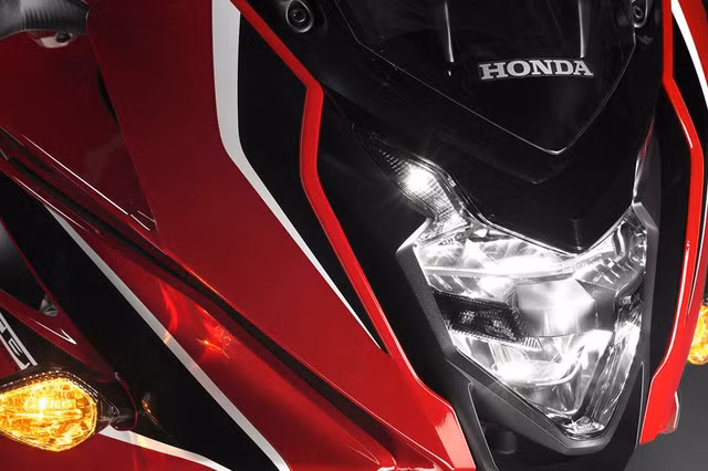 Ở phần đầu cũng sự thay đổi nhẹ so với thế hệ cũ nằm ở cụm đèn pha trước và đuôi xe sắc nét, hầm hố và mạnh mẽ hơn.