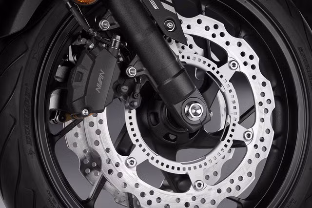 Xe được trang bị phuộc trước telescopic, thụt sau monoshock Prolink, đi kèm bộ vành kích thước 17 inch cùng phanh đĩa đôi Nissin đường kính 320mm trước và phanh đĩa đơn 240mm.