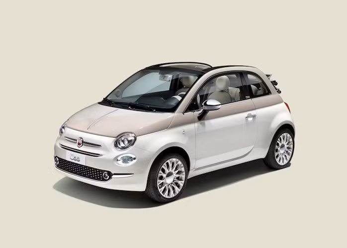 Mẫu hatchback 3 cửa đầy thời trang và phong cách Fiat 500 cũng gặp phải một số lỗi về hệ thống phanh, trang bị chỉnh điện và trang bị điện tử trong xe. Fiat 500 cũng bị Viện bảo hiểm an toàn đường bộ Mỹ (IIHS) đánh giá "kém" trong các thử nghiệm va chạm.