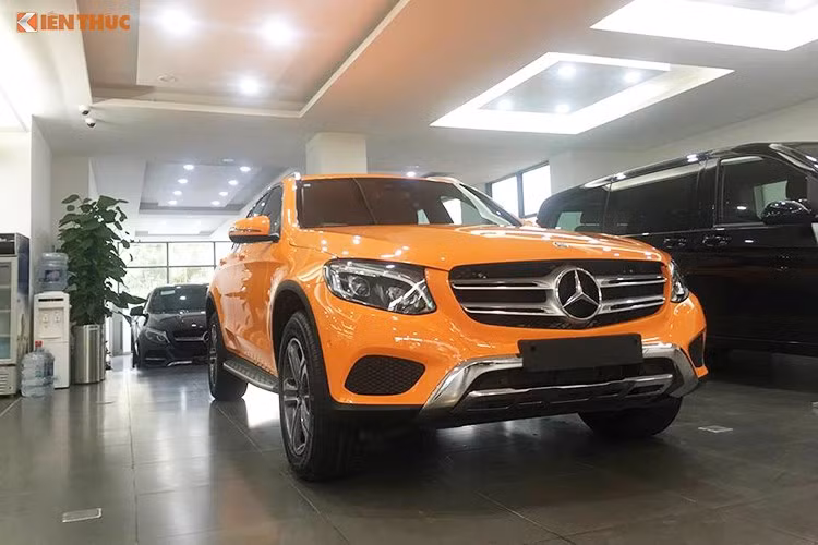 Mercedes-Benz GLC được trang bị động cơ 2.0 lít, công suất 245 hp và mô men xoắn cực đại 370 Nm; bản động cơ thứ 2 là loại động cơ diesel 2,1 lít, công suất 170 hp và mô men xoắn 400 Nm. Đi kèm với khối động cơ trên là hộp số tự động 9 cấp 9G-TRONIC tiêu chuẩn.