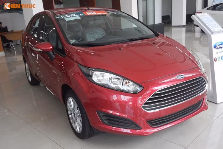 Động cơ Ford Fiesta là động cơ xăng 1,6 lít với công suất tối đa 120 mã lực, đi kèm hộp số sàn 5 cấp cho khả năng tiết kiệm xăng tốt nhưng lại chậm chạp. Hộp số tự động 6 cấp có xu hướng khiến xe chạy kém mượt trên đường đông đúc, đòi hỏi phải dừng liên tục.